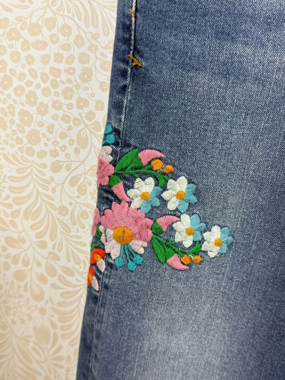 Pilcro by Anthropologie Embroidered Mid-Rise Slim Boyfriend Jean - Size - 28 - Picture 10 of 13